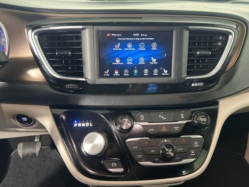 Used 2019 Chrysler Pacifica Touring-L image 21