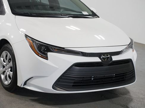 Used 2025 Toyota Corolla LE FWD image 4