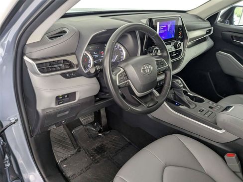 Used 2023 Toyota Highlander XLE AWD/4WD image 9
