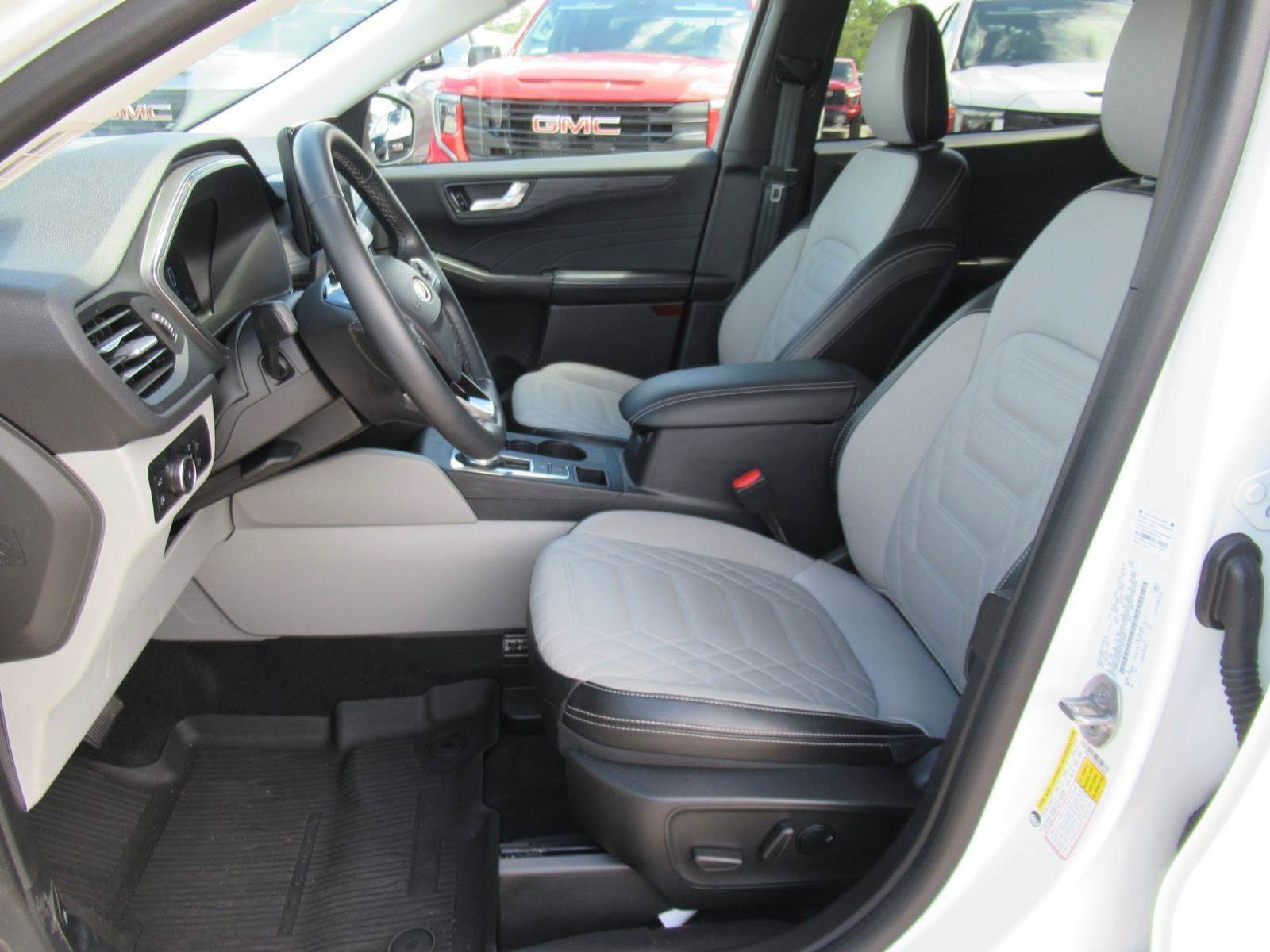 Used 2023 Ford Escape Platinum w/ Premium Technology Package AWD/4WD image 18