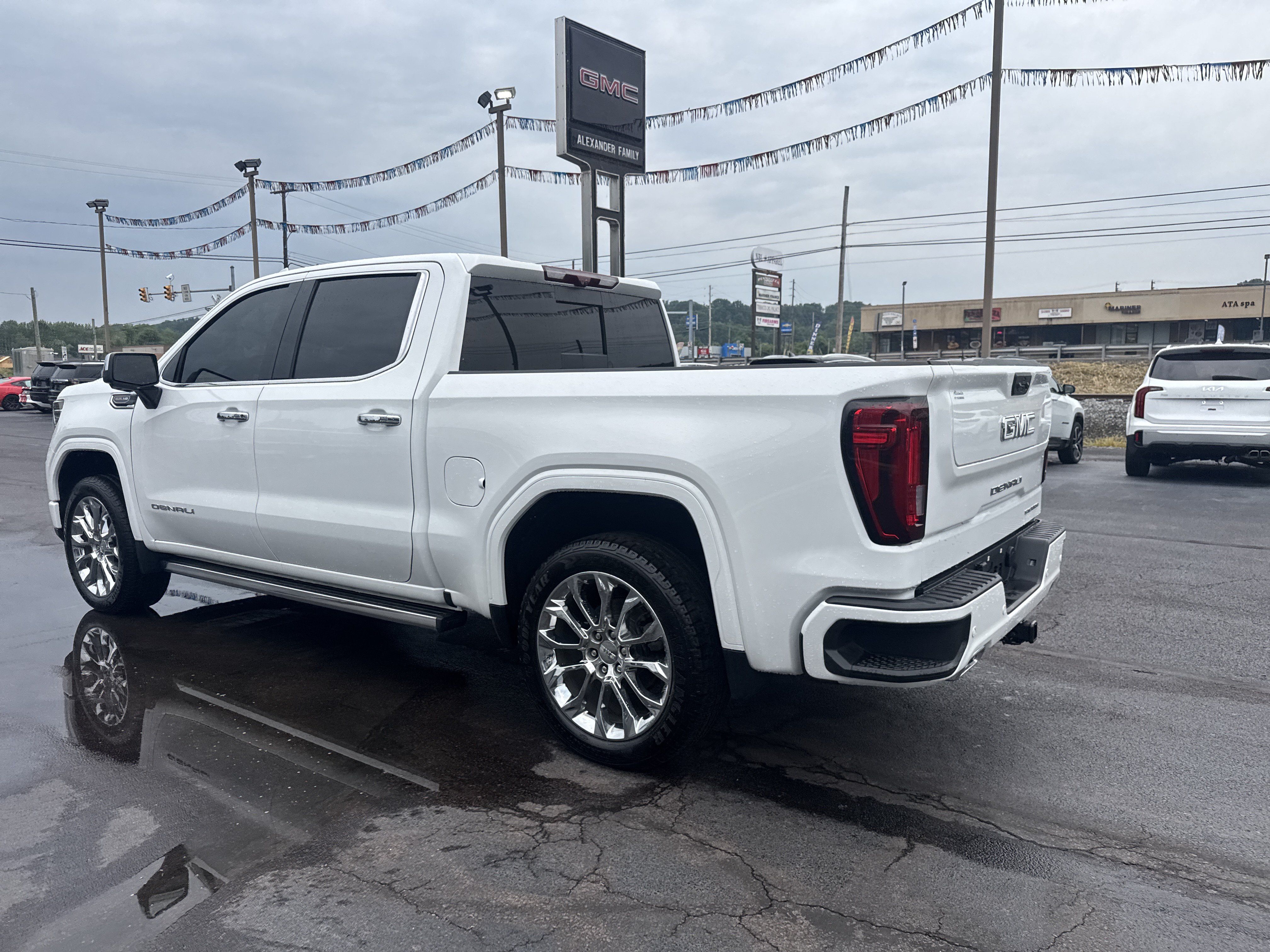 Used 2024 GMC Sierra 1500 Denali w/ Denali Reserve Package AWD/4WD image 6