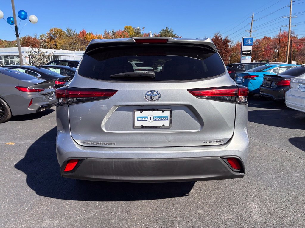 Used 2021 Toyota Highlander XLE AWD/4WD image 6