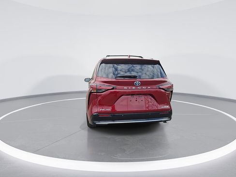 Used 2025 Toyota Sienna Platinum image 8