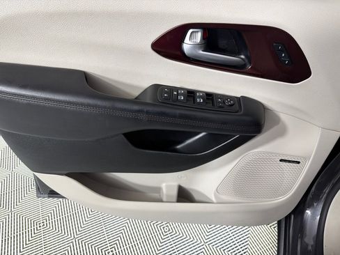 Used 2018 Chrysler Pacifica Limited FWD image 11