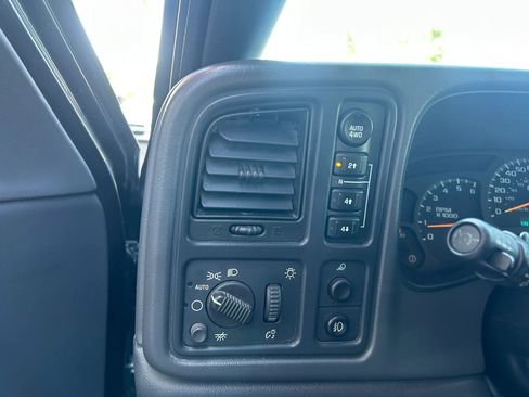 Used 2003 GMC Sierra 1500 SLT w/ SLT Preferred Equipment Group AWD/4WD image 9