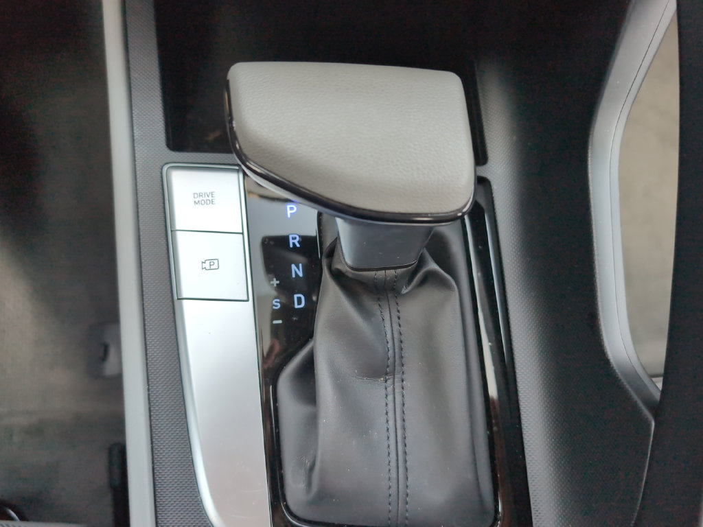 Used 2021 Hyundai Elantra SE FWD image 15