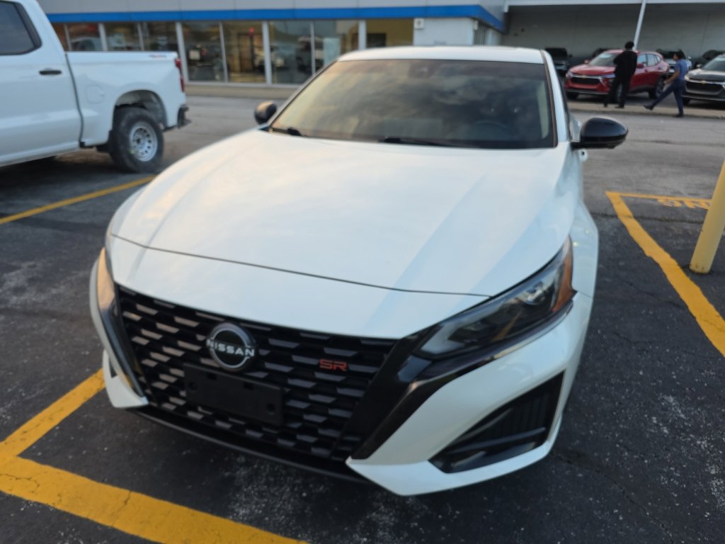 Used 2023 Nissan Altima 2.0 SR FWD image 2