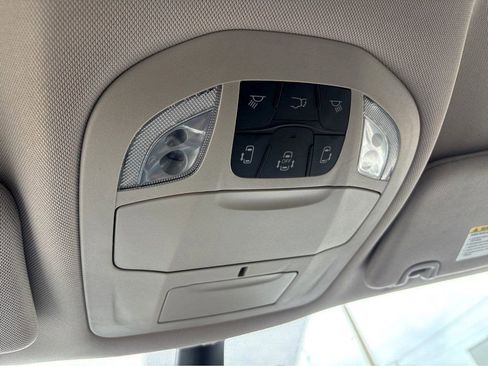 Used 2023 Chrysler Pacifica Touring-L FWD image 33