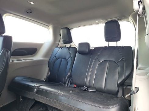 Used 2023 Chrysler Pacifica Touring-L image 12