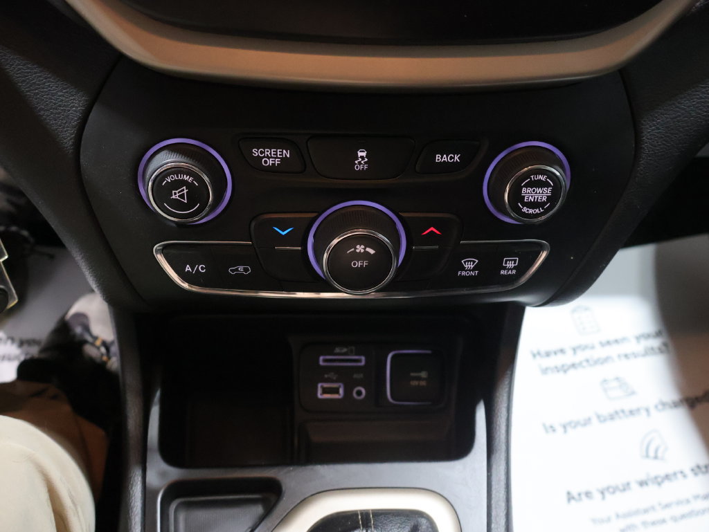 Used 2018 Jeep Cherokee Latitude w/ Cold Weather Group FWD image 26