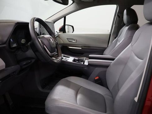 Used 2023 Toyota Sienna XLE image 12