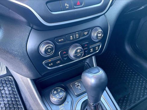 Used 2019 Jeep Cherokee Trailhawk image 33