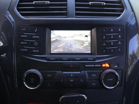 Used 2018 Ford Explorer XLT FWD image 11