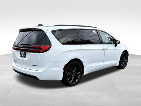 New 2026 Chrysler Pacifica Limited w/ Uconnect Theater Family Group FWD image 7