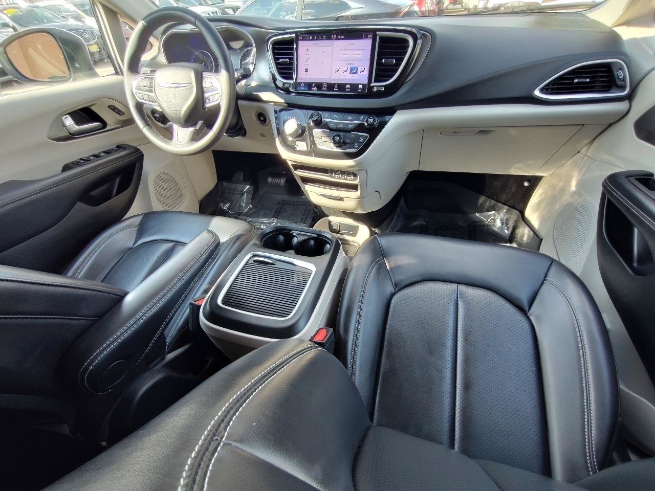 Used 2023 Chrysler Pacifica Touring-L FWD image 41