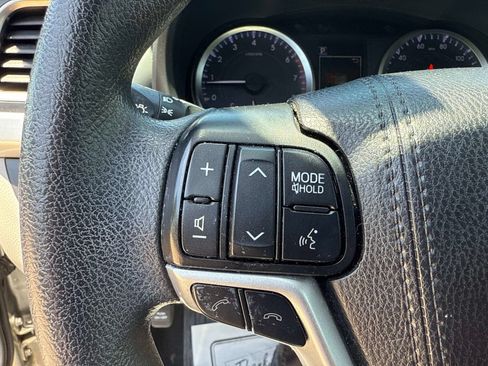 Used 2019 Toyota Highlander LE FWD image 25