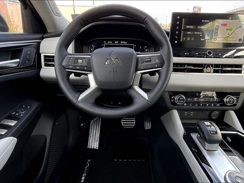 Used 2025 Mitsubishi Outlander SEL image 5
