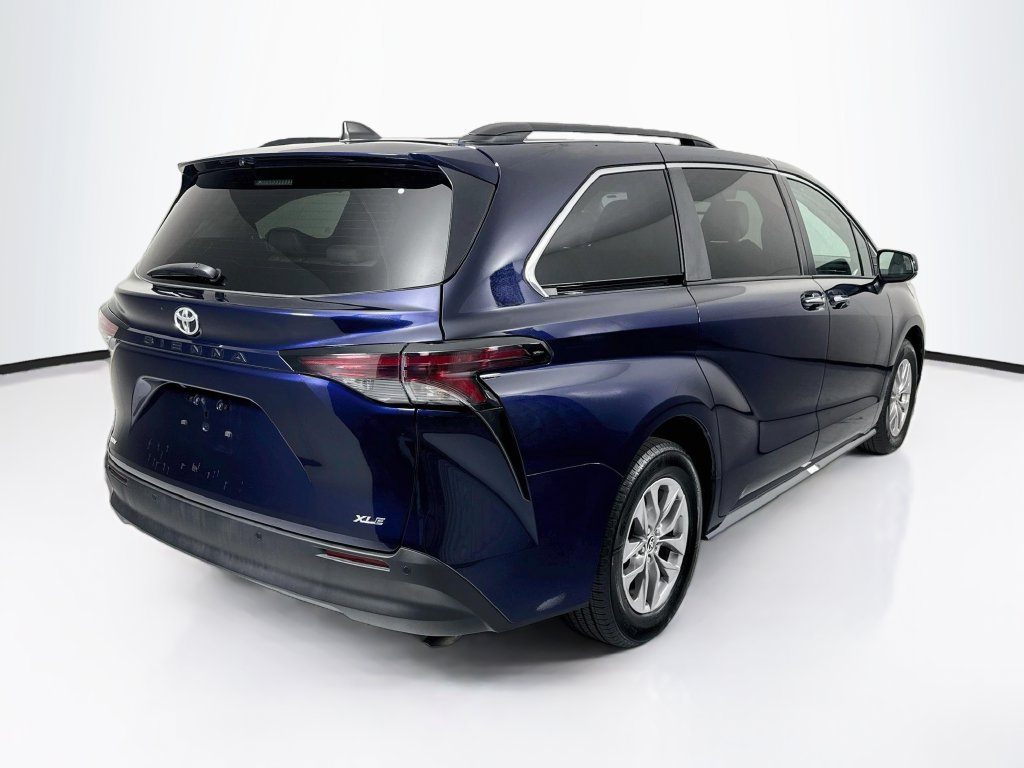 Used 2026 Toyota Sienna XLE FWD image 5