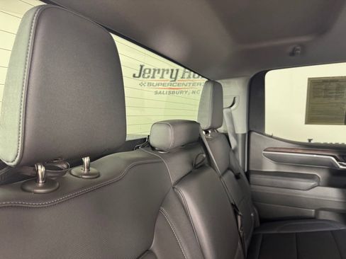 Used 2025 GMC Sierra 1500 SLT AWD/4WD image 31
