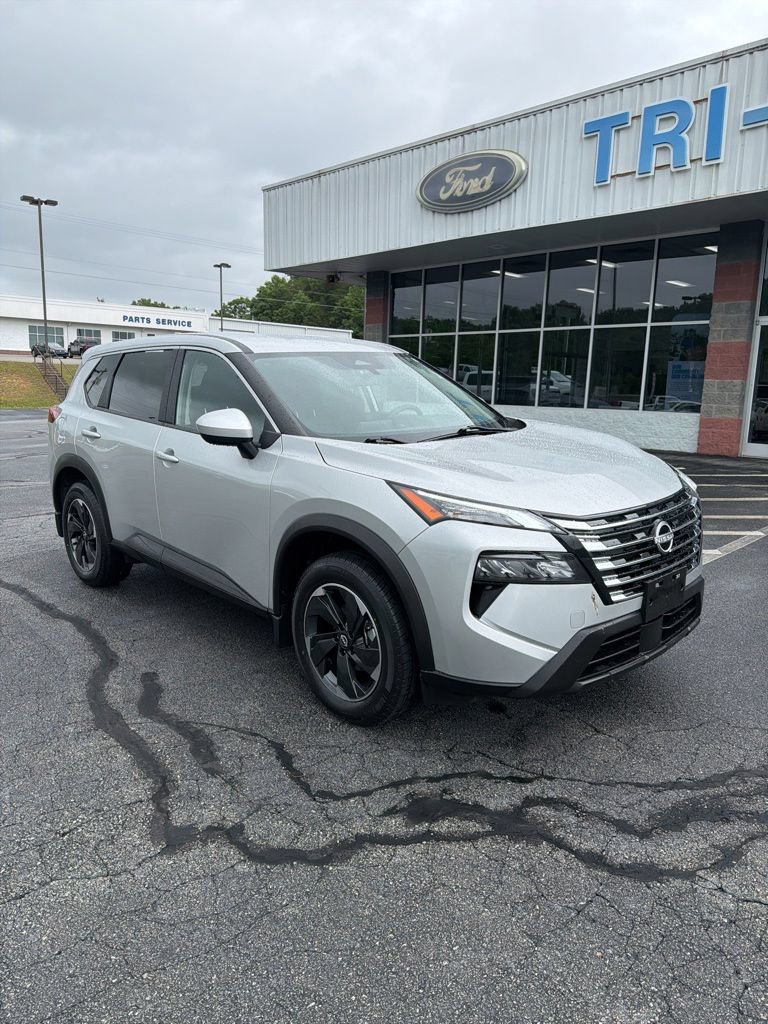Used 2024 Nissan Rogue SV AWD/4WD image 5