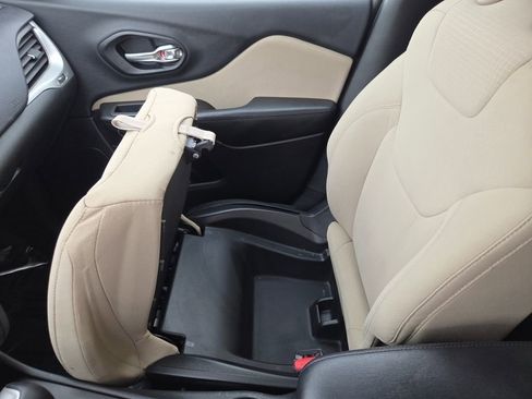 Used 2015 Jeep Cherokee Latitude AWD/4WD image 15