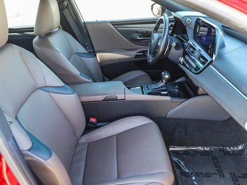 Used 2024 Lexus ES 300h w/ Premium Package FWD image 16