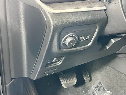 Used 2022 Jeep Grand Cherokee Limited image 10