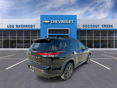 Used 2024 Nissan Pathfinder SV image 8