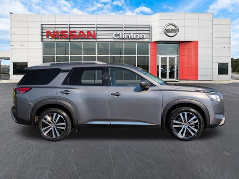 Used 2025 Nissan Pathfinder Platinum FWD image 2