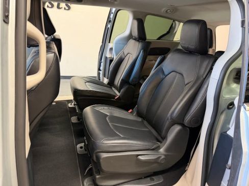 Used 2024 Chrysler Pacifica Limited FWD image 26