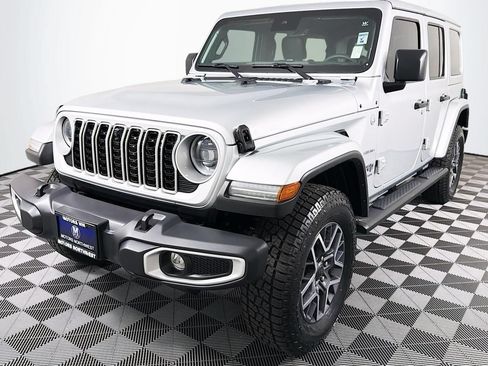 Used 2024 Jeep Wrangler Unlimited Sahara w/ Technology Group AWD/4WD image 5