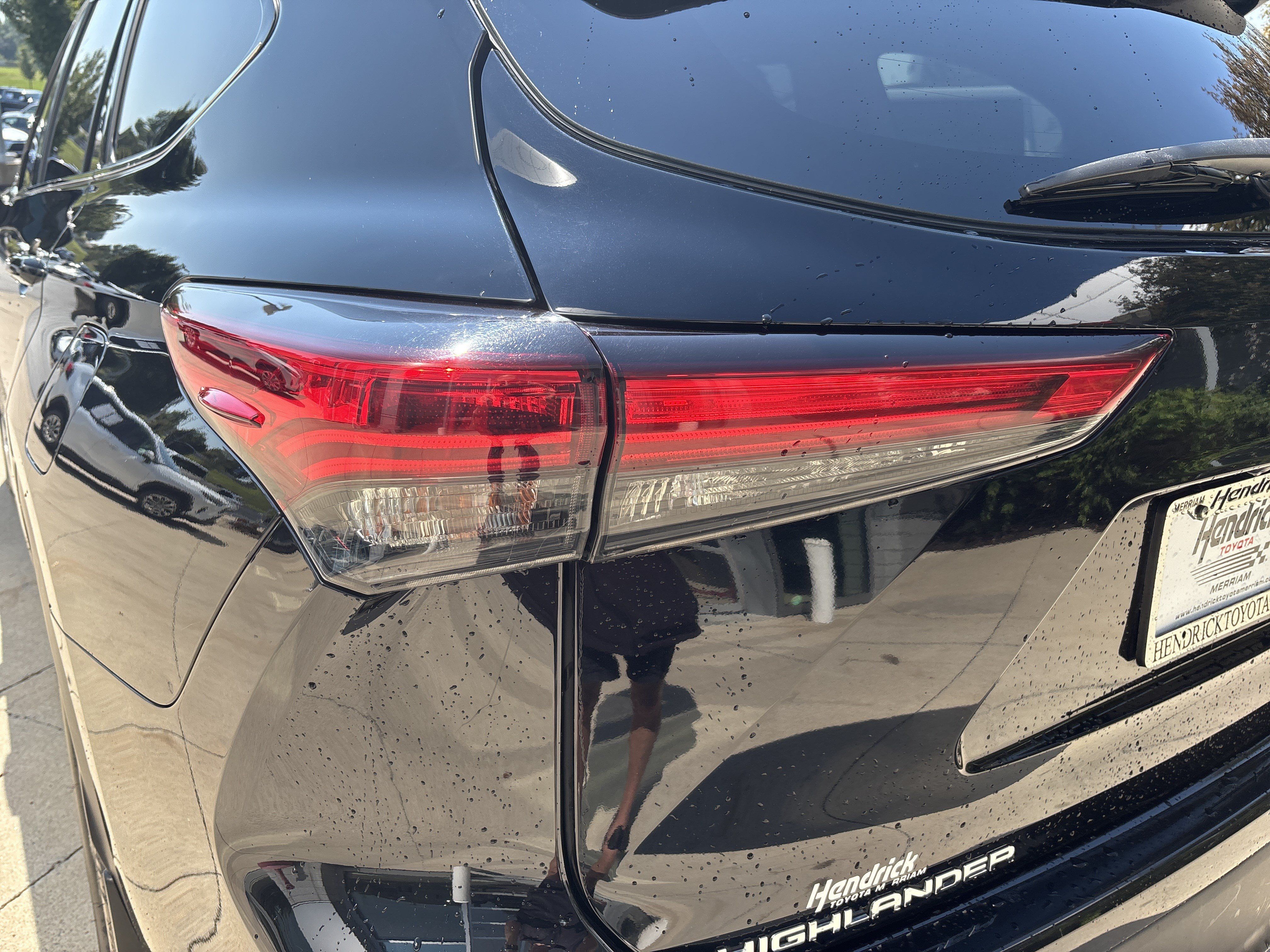 Used 2020 Toyota Highlander XLE AWD/4WD image 12