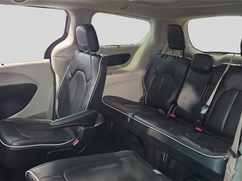 Used 2024 Chrysler Pacifica Limited image 16