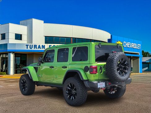 Used 2025 Jeep Wrangler Unlimited Rubicon AWD/4WD image 3