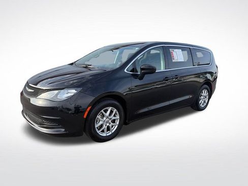 Used 2022 Chrysler Voyager LX FWD image 1