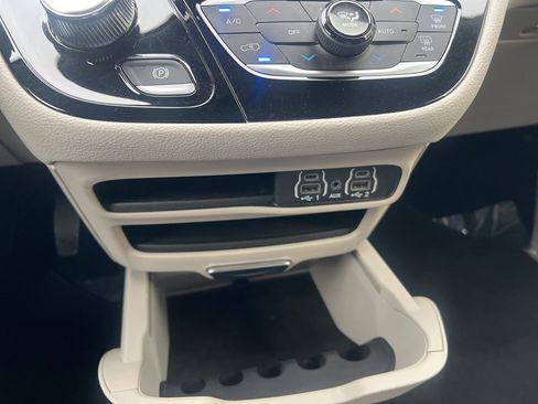 Used 2023 Chrysler Pacifica Touring-L image 32