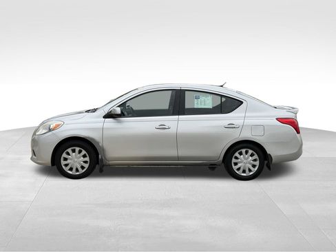 Used 2013 Nissan Versa SV w/ Convenience Pkg FWD image 2