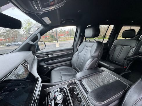 Used 2023 Jeep Wagoneer Series III w/ Preferred Equipment Group image 11