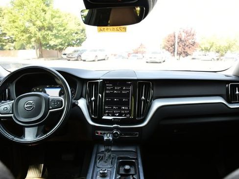 Used 2018 Volvo XC60 T5 Momentum w/ Vision Package AWD/4WD image 15