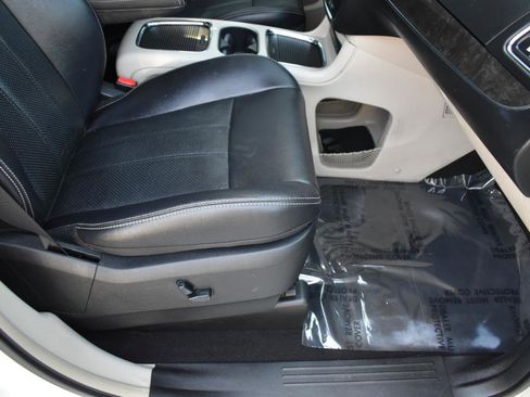 Used 2014 Chrysler Town & Country Touring-L w/ Driver Convenience Group FWD image 24