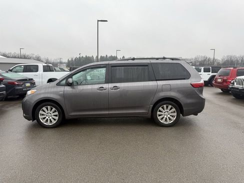 Used 2017 Toyota Sienna LE image 9