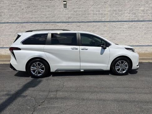 Used 2023 Toyota Sienna XSE AWD/4WD image 8
