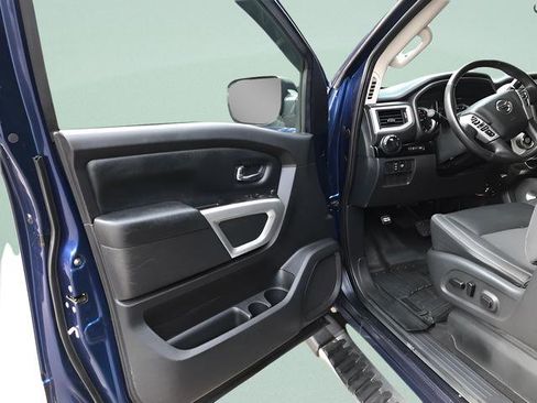 Used 2019 Nissan Titan SV w/ SV Convenience Package image 12