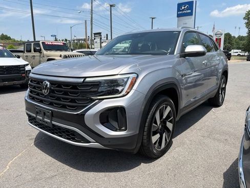 Used 2025 Volkswagen Atlas Cross Sport SE FWD image 4