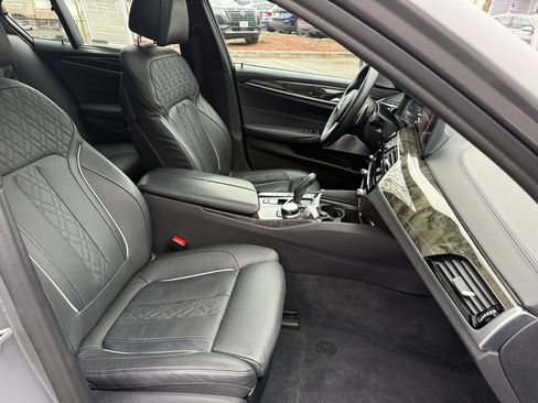 Used 2022 BMW M550i xDrive w/ Dynamic Handling Package image 25