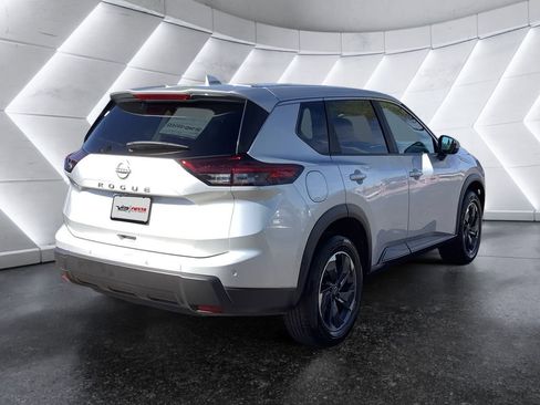 Used 2025 Nissan Rogue SV image 4