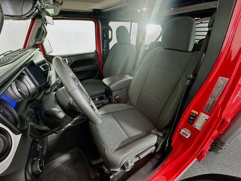 Used 2025 Jeep Wrangler Willys image 13