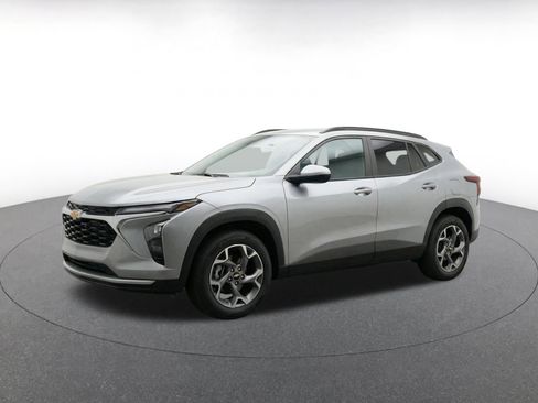 Used 2025 Chevrolet Trax LT FWD image 3