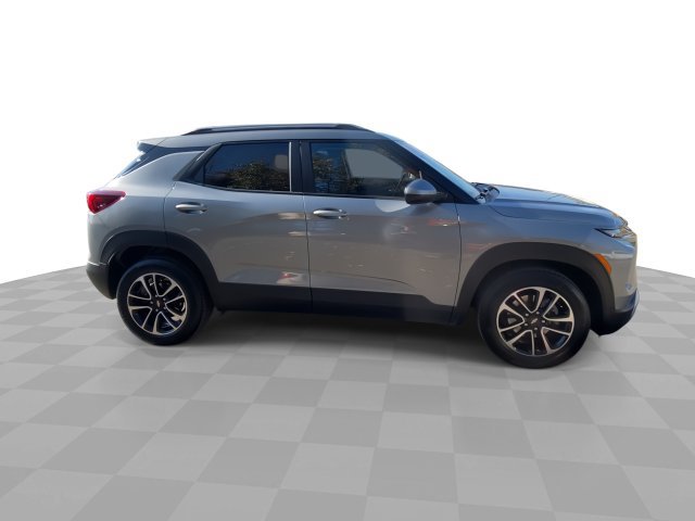 Used 2024 Chevrolet TrailBlazer LT w/ LT Cold Weather Package FWD image 3