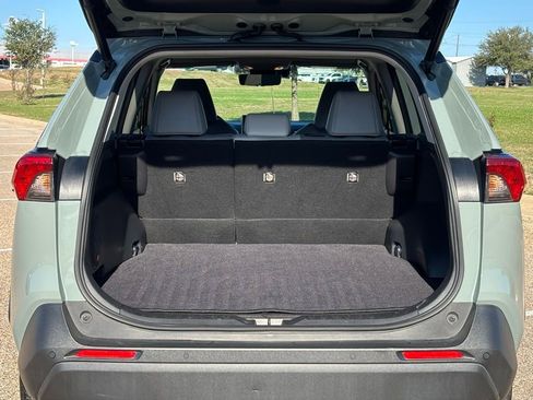 Used 2021 Toyota RAV4 XLE Premium image 8